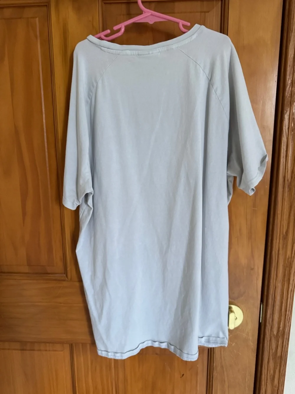 Gymshark Men’s Light Gray Logo Tee - Picture 3 of 4